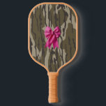 Palas De Pickleball Chicas Camo Cinta Rosa Bow Bottomland Camo<br><div class="desc">Añada un toque de encanto a su aspecto con nuestro Cute Cinta Rosa Estética de Camo Bottomland. Este encantador accesorio cuenta con una lazo rosa lúdico que contrasta con un elegante patrón de camo de fondo, que combina el estilo rústico con la elegancia femenina. Añada un toque de encanto a...</div>