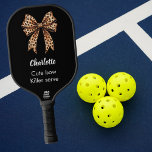 Palas De Pickleball Cita del nombre del arco del leopardo negro<br><div class="desc">Fondo negro,  decorado con un arco con estampado de leopardo. Fondo rosa suave. Personaliza y agrega tu nombre. Texto blanco. Cita: Arco suave. Asesino</div>