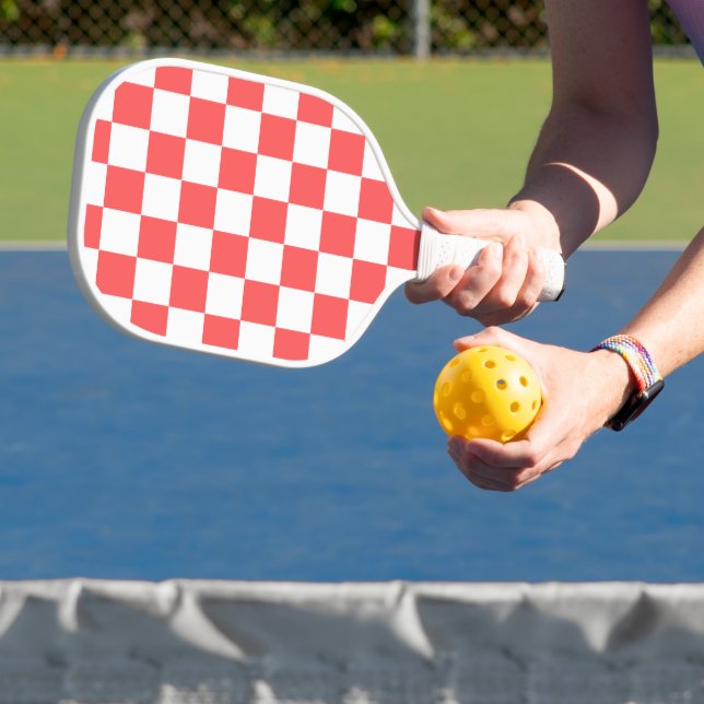 Palas De Pickleball Classic coral red checkerboard (in situ)