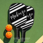 Palas De Pickleball Color Personalizado rayado personalizado moderno<br><div class="desc">Moderna pala de bola de pickleball a color personalizado personalizada que incluye un nombre (o monograma) mostrado en una tipografía de escritura con letras a mano y bandas deportivas blancas cambiables contra un fondo negro editable, de modo que puede crear un diseño personalizado para los aficionados al pickler o al...</div>