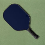 Palas De Pickleball Color sólido azul de la marina de medianoche<br><div class="desc">Descubra la elegancia de Midnight Navy Blue, un cautivador azul marino profundo que evoca el misterio sereno de un cielo de medianoche y las profundas profundidades del océano. Este sofisticado matiz aporta un toque de enigma y tranquilidad, perfecto para añadir una declaración sutil pero impactante, este color se integra perfectamente...</div>