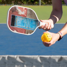 Colorida pared con puerta azul