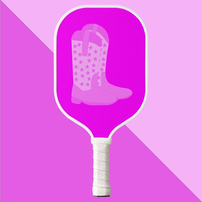Palas De Pickleball Cowboy Boots Stars fondo rosado (A pickleball paddle featuring a pink pair of cowboy boots with stars.)