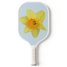 Daffodil de primavera amarilla en azul pálido
