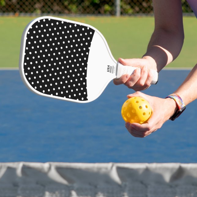 Palas De Pickleball Divertidos puntos blancos enlosados en fondo curvo (in situ)