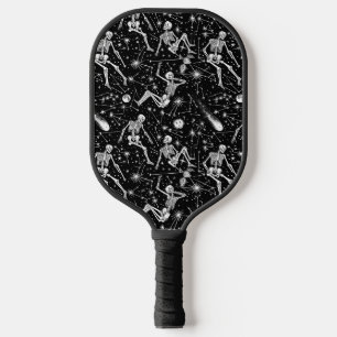 Palas De Pickleball Esqueletos en el fondo del espacio