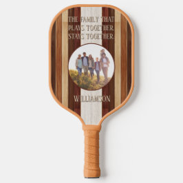 Palas De Pickleball Familia Que Juega A La Banda De Madera Rústica Per