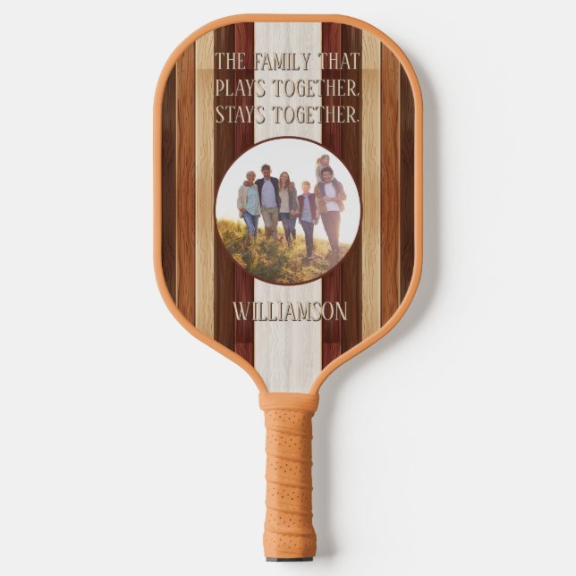 Palas De Pickleball Familia Que Juega A La Banda De Madera Rústica Per (Anverso)