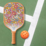 Palas De Pickleball Feliz texto personalizado de flores hippie<br><div class="desc">Se juega con estilo con este fresco remo de pickleball con un diseño inspirado en el hippie de flores alegres y coloridas. Añadir 3 líneas de texto personalizado - nombre, monograma, nombre del club de pickleball, nombre de la empresa, ubicación, número de teléfono, etc. Un regalo perfecto para niños, padres,...</div>