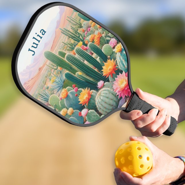 Palas De Pickleball Flores de Desierto de Cactus Personalizadas (A personalized pickleball paddle with illustration of flowering cacti in a desert landscape)