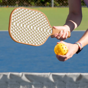 Palas De Pickleball fondo blanco con hojas verdes sobre él