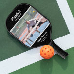 Palas De Pickleball Foto Personalizado divertida, texto negro personal<br><div class="desc">Serás la charla de la cancha con esta pala de pickleball personalizado con tu foto y 4 líneas de texto personalizado. Hace un regalo perfecto para papá, mamá, abuela, abuelo, los niños - o casi cualquiera que ame el pickleball. Añade un nombre, número de teléfono, nombre de la empresa, palabras...</div>