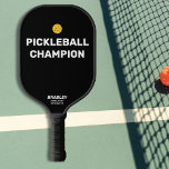 Palas De Pickleball Funny Campeón de pelota de Personalizado Nombre de<br><div class="desc">Seguramente conoces a alguien que se merece esta divertida paddle que dice "Campeón de pelotas". El diseño presenta texto en negrita blanco que se ajusta sobre un fondo negro y se realza con una bola de picnic amarilla (puede cambiar fácilmente el color de fondo). Añadir 2 líneas de texto personalizado...</div>