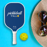 Palas De Pickleball Funny Pickleball Y'all Nombre de texto Personaliza<br><div class="desc">¡Hey, todos vamos a jugar al pickleball! Esta divertida pala de pickleball dice "pickleball y'all" en un texto blanco en negrita que está puesto contra un fondo azul y resaltado por una bola de pickleball amarilla (se puede cambiar fácilmente el color de fondo). Añadir 2 líneas de texto personalizado para...</div>