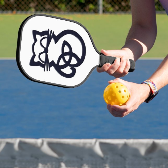 Palas De Pickleball Gato celta de Black Trinity Knot (in situ)