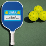 Palas De Pickleball Gracioso baloncesto Mi nombre es adicto al balonce<br><div class="desc">Si juegas pickleball,  sabes que el deporte puede ser adictivo. Esta divertida pádel de pellebol dice "Hola,  mi nombre es (nombre personalizado) y tengo un problema de pickleball. Todos tus amigos de pickleball lo entenderán totalmente. Cambie fácilmente el texto y el color de fondo para personalizar.</div>