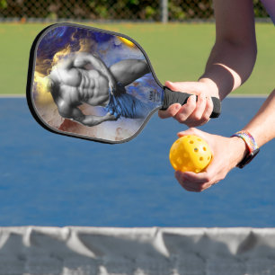 Palas De Pickleball Grito de la figura muscular masculina en escala de