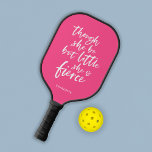 Palas De Pickleball Guión de color personalizado poco pero fuerte Shak<br><div class="desc">Paddle de bolas de bolas literarias con tu nombre y un guión de brocha blanca de la cita "aunque sea pequeña es feroz" de A MidSummer Night's Dream de William Shakespeare con un color de fondo editable (haz clic en "editar" para cambiar de fondo). Haga que el color cambie en...</div>