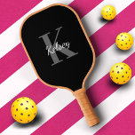 Palas De Pickleball Iniciales monogramadas simples en blanco y negro<br><div class="desc">Un diseño sencillo y moderno en blanco y negro donde se puede añadir el nombre y la inicial monogramados.</div>