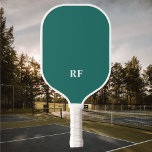 Palas De Pickleball Iniciales simples<br><div class="desc">Este moderno diseño de remo de pickleball tiene un fondo verde hiedra,  con sus iniciales en negrita en blanco para un aspecto sencillo y elegante,  pero profesional.</div>