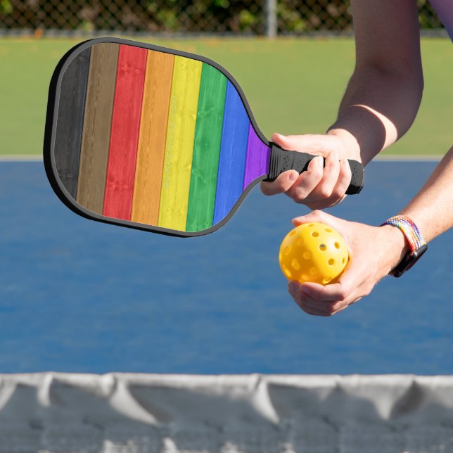 Palas De Pickleball La bandera del orgullo gay inclusivo de SlipperyJo (in situ)