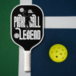 Palas De Pickleball Leyenda de baloncesto con monograma negro y blanco<br><div class="desc">Presentamos la Paddle de bola de bola de bola con leyenda de monograma personalizado, un pináculo de rendimiento y estilo personalizado en la cancha de pickleball. Diseñado para los jugadores que aprecian tanto la calidad como la individualidad, este remo está diseñado meticulosamente para elevar su juego a alturas legendarias. Construida...</div>