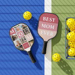 Palas De Pickleball Mamá te ama | Bloque de color moderno de 8 fotos<br><div class="desc">Personalizar este singular remo de pickleball con 8 fotos cuadradas dispuestas en un collage de rejilla. Con "Mamá" yendo en diagonal en cuadrados rosados oscuros y cuadrado adicional en la parte inferior para un mensaje personalizado. Sigue siendo "te amamos" como es o cambia tu cariño personalizado. Se pueden cambiar todos...</div>