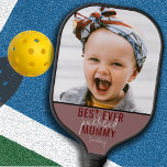 Palas De Pickleball Mejor foto mami de Pickleball<br><div class="desc">¿Buscando el regalo perfecto para una madre amante del pickleball? ¡Aquí lo encontrarás! Nuestro mejor remo fotográfico mami es el regalo para cualquier madre que disfrute golpeando la cancha. Con cuatro fotos de personalizable y la frase "mejor mami de futbol de siempre" junto con su nombre, esta silla de ruedas...</div>