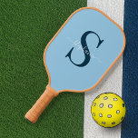Palas De Pickleball Moderno y elegante Monograma Azul Inicial   Nombre<br><div class="desc">Diseño monograma moderno y elegante con fondo azul claro.</div>