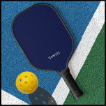 Palas De Pickleball Monograma azul de la marina profesional moderna<br><div class="desc">Este diseño azul marino oscuro tiene un aspecto sencillo pero moderno, perfecto para cualquier jugador profesional o recreativo. Con un tipo de letra varsity de colegio blanco, puedes personalizarlo con un sutil monograma y agregar tu nombre para ese toque extra. Con su estilo masculino y fresco, este diseño te hará...</div>