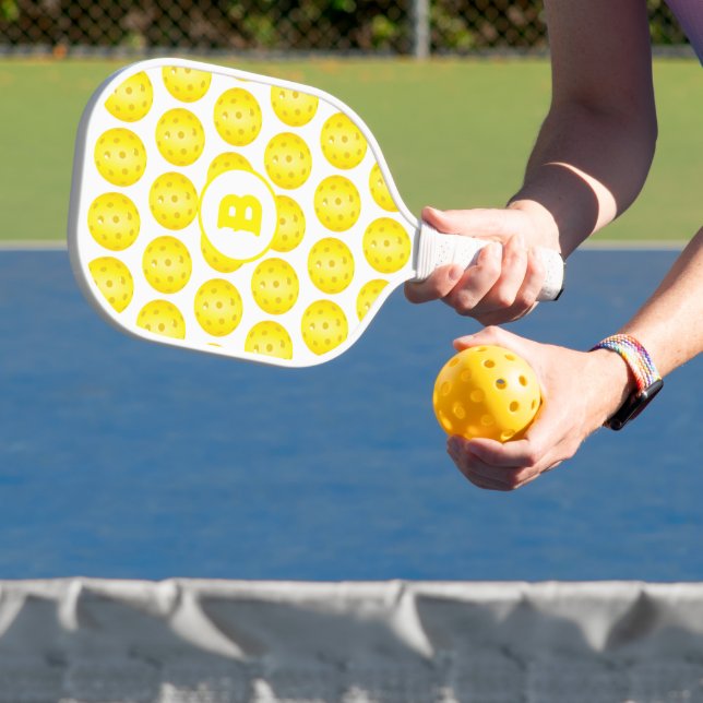 Palas De Pickleball Monograma blanco amarillo con baloncesto (in situ)