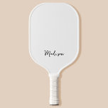 Palas De Pickleball Monograma blanco Minimalista moderno<br><div class="desc">Crea tu propio remo de pickleball personalizado con diseño minimalista y un nombre de monograma personalizado de escritura moderna.</div>