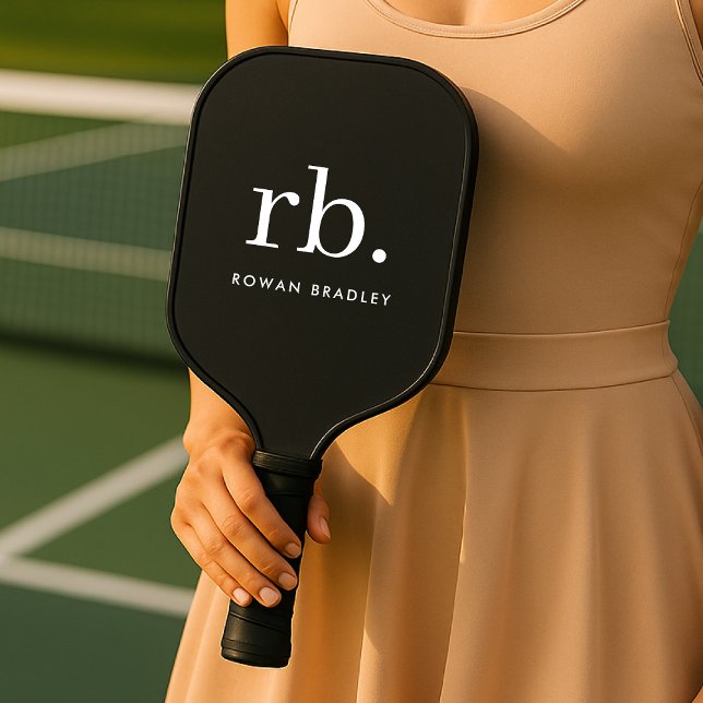 Palas De Pickleball Monograma Clásico Elegante Mínimo Negro y Blanco (Sleek black modern monogram custom pickleball paddles.)