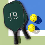 Palas De Pickleball Monograma clásico elegante y nombre verde oscuro<br><div class="desc">Este remo personalizado de bolas de pickleball, de estilo clásico, con un verde oscuro y un beige de marfil, es un regalo maravilloso o un placer para ti. Tiene grandes iniciales de monograma para personalizar con sus iniciales deseadas y también el nombre escrito en la elegante cara de tipo serif....</div>