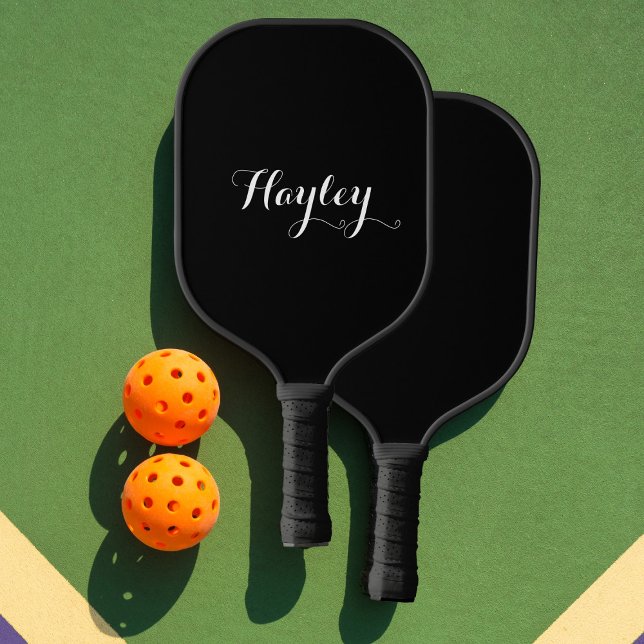 Palas De Pickleball Monograma de escritura negro (Chic black pickleball paddle with white text customized with a woman's name in elegant script font)