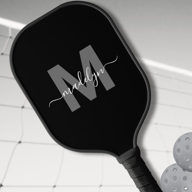 Palas De Pickleball Monograma de nombre con letra script moderna y neg (Personalized Modern Bold Script Name Monogram Pickleball Paddle)