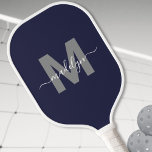 Palas De Pickleball Monograma de nombre de guión azul de la Marina per<br><div class="desc">Cree Su Propio Personalizado Personalizado Navy Blue Modern Script Name Monogram Pickleball Paddle. Esta elegante paleta de pickleball de moda cuenta con un elegante monograma en la parte delantera, con una inicial gris plana sobre un fondo azul marino profundo y un clásico nombre de guión blanco para un toque personalizado....</div>