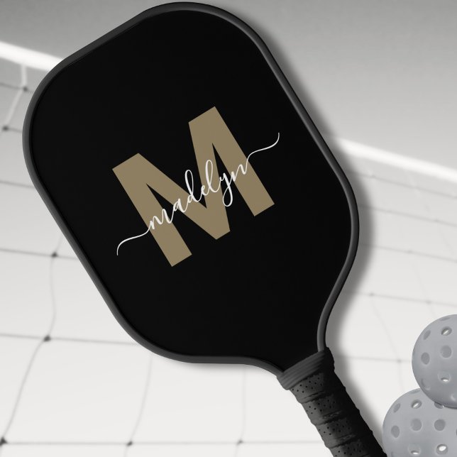 Palas De Pickleball Monograma de nombre de guión moderno de oro negro  (Custom Black Gold Modern Script Name Monogram Pickleball Paddle)