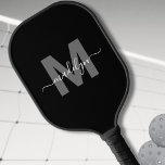 Palas De Pickleball Monograma de nombre de guión negrita personalizado<br><div class="desc">Crea tu propio nombre de guión negrita moderno personalizado Monograma de bolas de bolas de bolas en blanco y negro. Esta elegante paleta de pickleball cuenta con un monograma de moda en la parte delantera, ambientado con un elegante fondo negro con una inicial gris negrita y un clásico nombre de...</div>