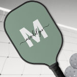 Palas De Pickleball Monograma de nombre moderno personalizado en verde<br><div class="desc">Crea tu propia paleta de pickleball personalizada con monograma en guion moderno verde salvia. Esta paleta de pickleball chic y femenina presenta un monograma elegante en la parte delantera, con una inicial blanca plana sobre un fondo verde salvia suave y un nombre en guion clásico negro para un toque personalizado....</div>