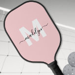 Palas De Pickleball Monograma de nombre moderno rosa personalizado<br><div class="desc">Crea tu propia paleta de pickleball personalizada con monograma de letra script moderna rosa. Esta paleta de pickleball chic y femenina presenta un monograma elegante con una inicial blanca plana sobre un fondo rosa suave y un nombre en letra script clásica en negro para un toque personalizado. El diseño se...</div>