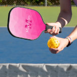 Palas De Pickleball Monograma del patrón de malla geométrica de gradie<br><div class="desc">Monograma Personalice con su personalizado inicial y su nombre. Patrón de malla geométrica de gradiente rosado caliente. Malla geométrica elegante y fresca del Triángulo con gradiente rosa caliente para las mujeres.</div>
