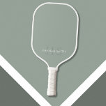 Palas De Pickleball Monograma Minimalista verde sabio moderno<br><div class="desc">Crea tu propio remo de pickleball personalizado con iniciales y nombres modernos de monograma.</div>