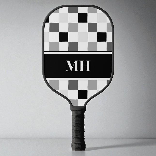 Palas De Pickleball Monograma moderno de iniciaciones a cuadros negros (Modern Black and White Checkered Initials Monogram Pickleball Paddle)