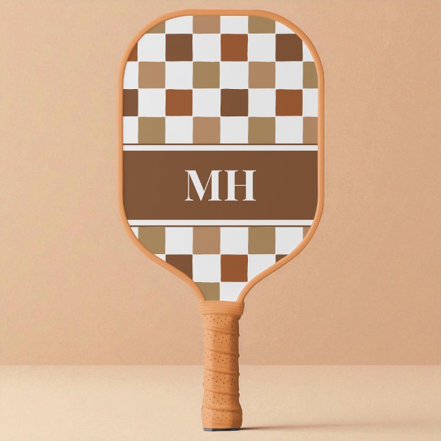 Palas De Pickleball Monograma moderno de iniciaciones marrones y blanc (Modern Brown and White Checkered Initials Monogram Pickleball Paddle)