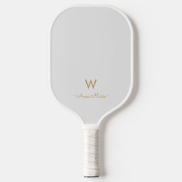 Palas De Pickleball Monograma moderno en gris claro y dorado en letra 