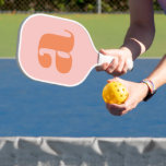 Palas De Pickleball Monograma moderno Letra inicial Naranja rosa paste<br><div class="desc">Juegue con estilo o dé el regalo perfecto con esta moderna carta inicial monograma rosa pastel y paleta de bolas de Naranja. Con un monograma personalizado en rosa pastel suave y naranja, este remo añade un toque de elegancia al juego. Personalizar con tus iniciales o las de un ser querido...</div>