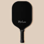 Palas De Pickleball Monograma moderno Minimalista negro y blanco<br><div class="desc">Crea tu propio remo de pickleball personalizado con diseño minimalista y un nombre de monograma personalizado de escritura moderna.</div>