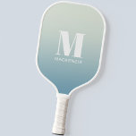 Palas De Pickleball Monograma moderno Nombre inicial Gradiente de Aqua<br><div class="desc">Moderna tipografía minimalista monograma diseño inicial de nombre que se puede cambiar para personalizar. Blanco sobre un fondo de degradado de fondo azul océano verde azulado a azul acuático.</div>