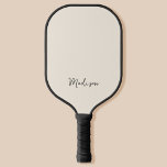 Palas De Pickleball Monograma negro Minimalista moderno y crema<br><div class="desc">Crea tu propio remo de pickleball personalizado con diseño minimalista y un nombre de monograma personalizado de escritura moderna.</div>